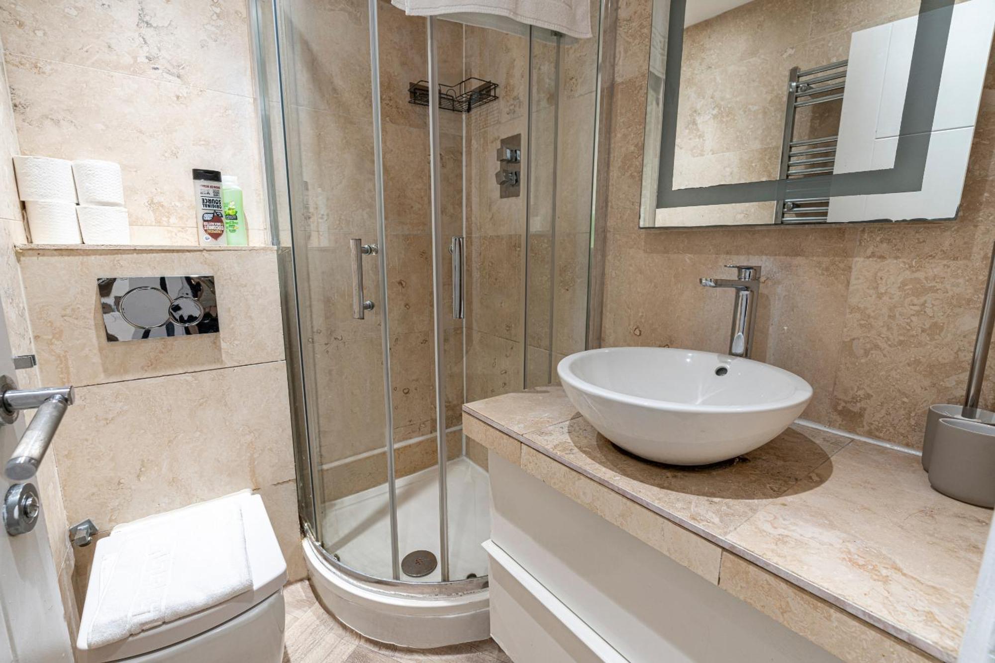Апартаменты Elegant 3 Bedrooms Near Hyde Park & Oxford St