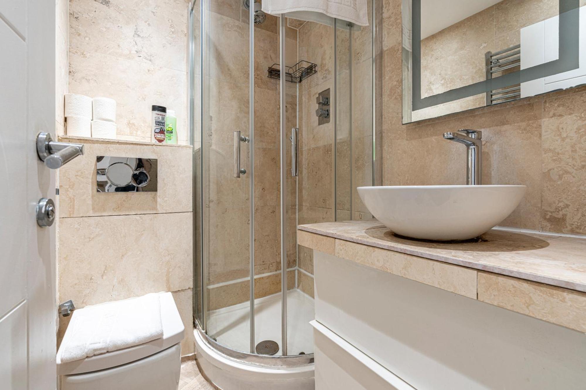 Апартаменты Elegant 3 Bedrooms Near Hyde Park & Oxford St
